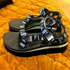 Worn once Teva size 8 platform sandals